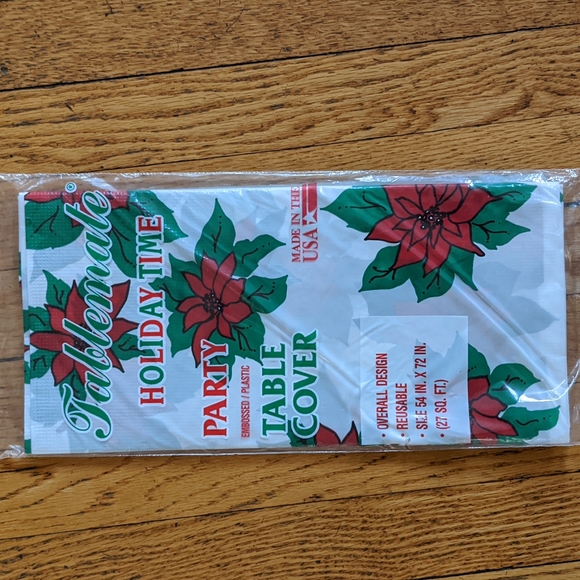NOS Vintage Christmas themed Pointsettia Table Cover - Picture 1 of 4
